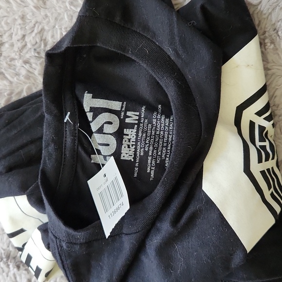 LOST t shirt L and M available - Picture 4 of 4